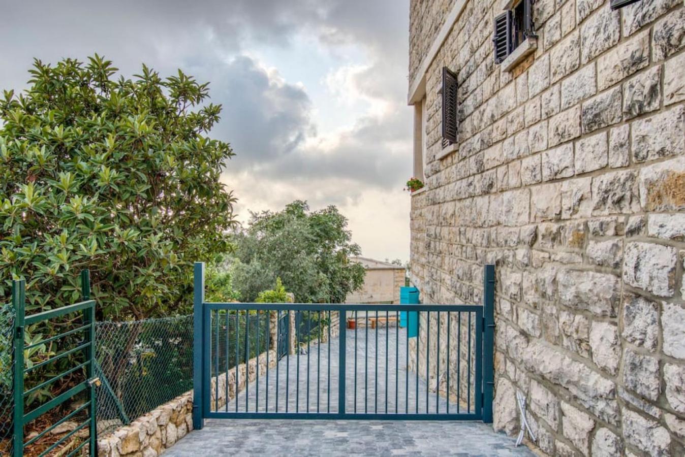 La Kava 1-Br Apt With Terrace In Ain Aar Apartment Al Atshanah Exterior photo